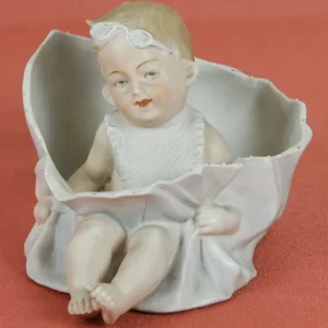 NIÑO SENTADO. FIGURA EN BISCUIST. POLICROMADO. GAFAS ESMALTADAS. SIGLO XIX. Precio De Fábrica