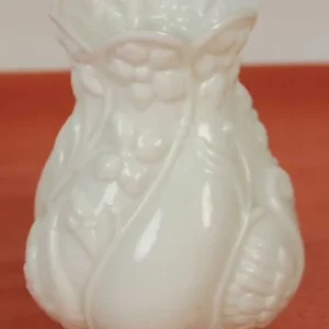 Premium FLORERO O CENTRO DE MESA. OPALINA BLANCA. MOTIVOS FLORALES. CIRCA 1950.