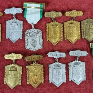 15 MEDALLAS. LA SALLE BONANOVA. HONOR, CIENCIA, VIRTUD. METAL.1952/1963. Descuento