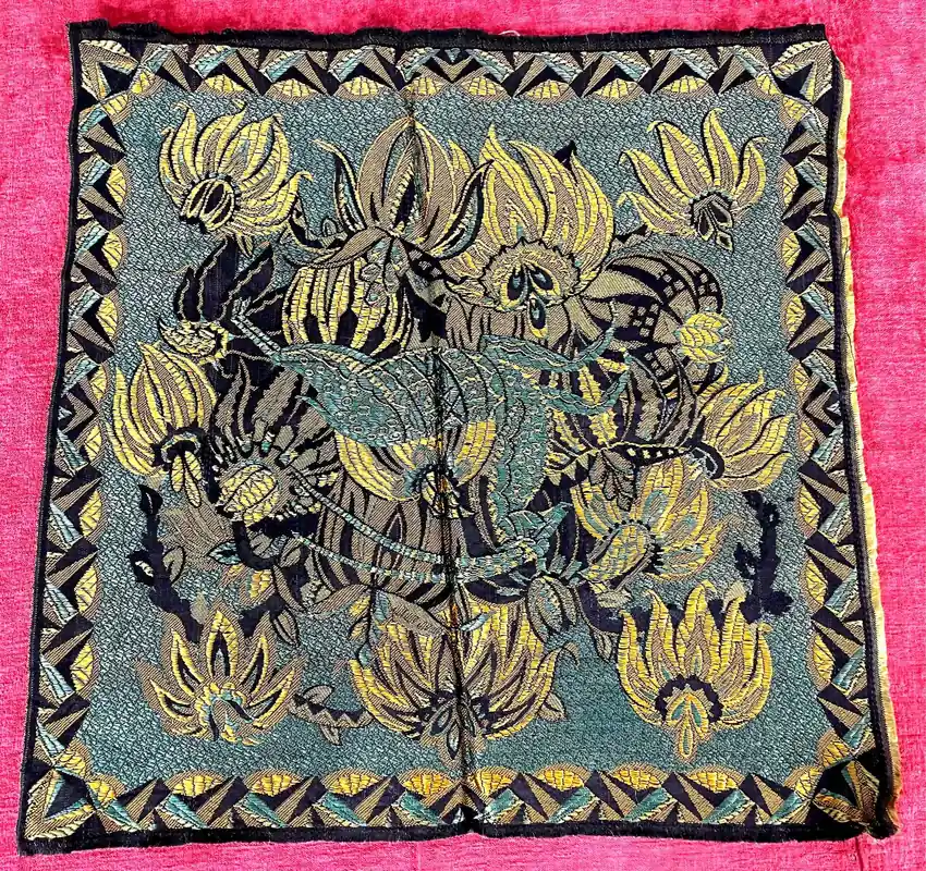 Devolución Gratuita ENSAYO PARA TAPIZ. ALGODÓN BORDADO SEM-MANUAL. TRICOLOR. KAZAJISTAN. SIGLO XIX